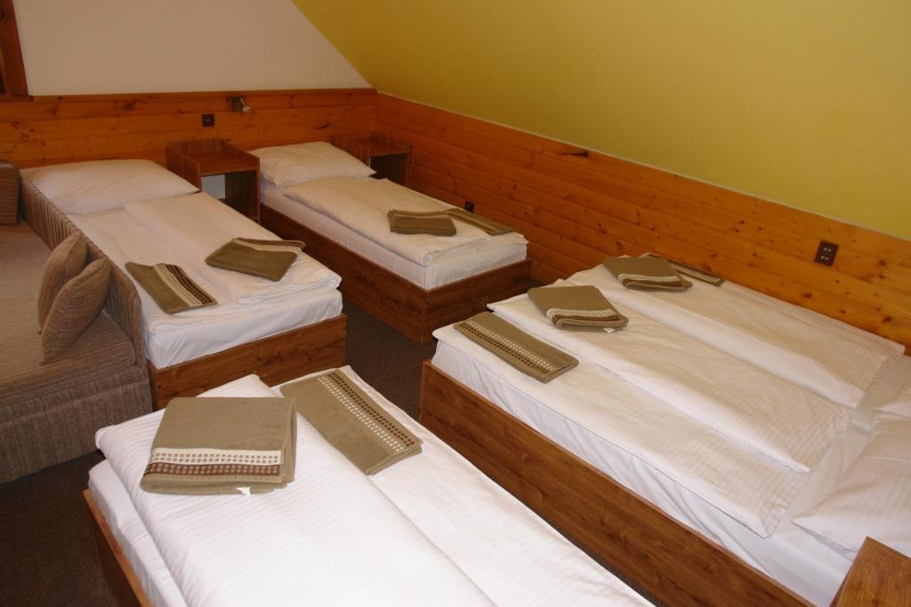 Světlý čtyřlůžkový pokoj s oddělenými postelemi