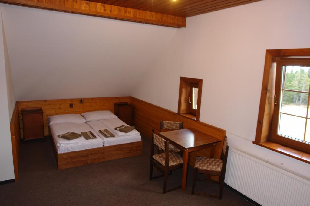 Pohodlný dvoulůžkový pokoj s manželskou postelí