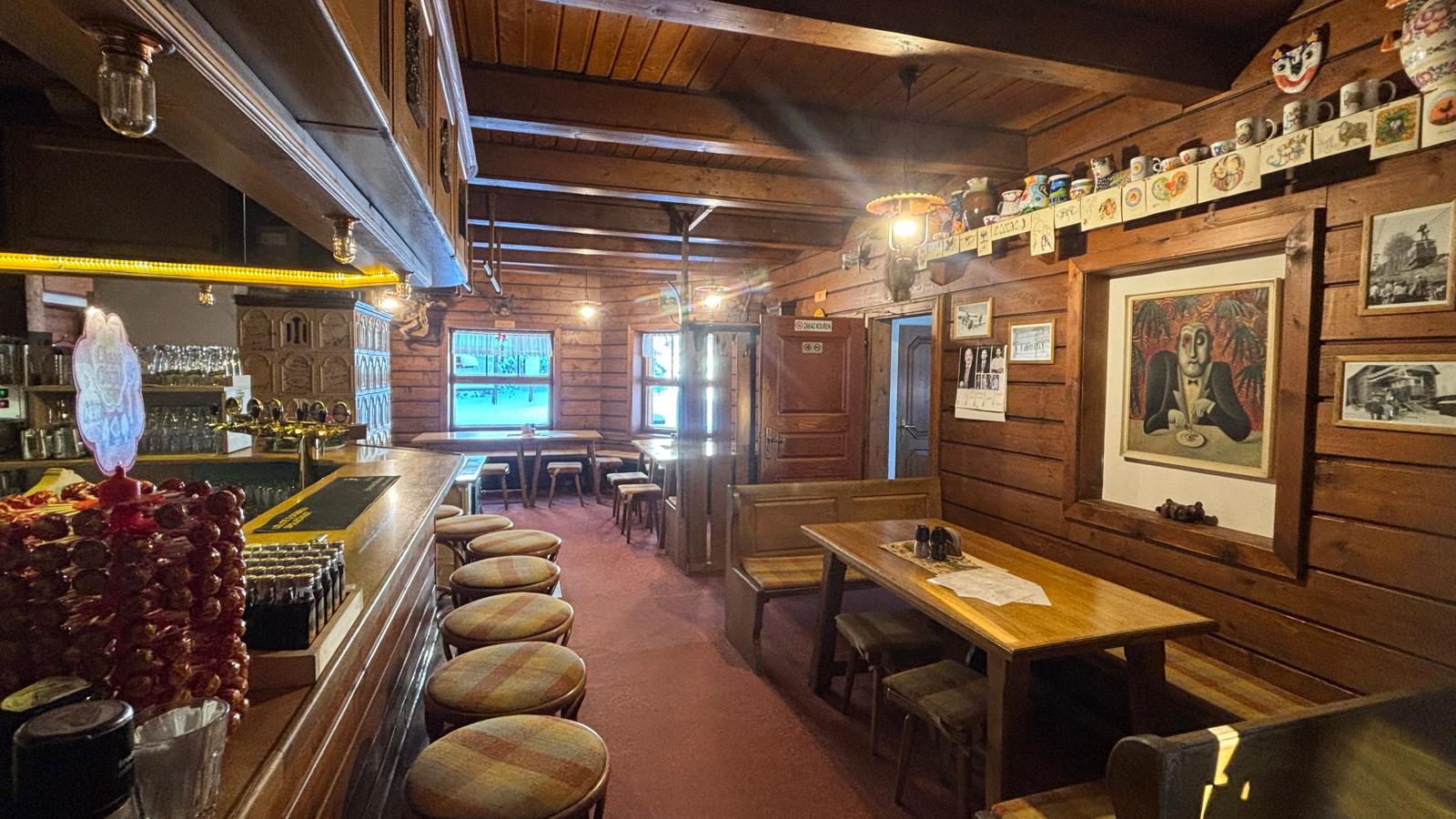 Pohled na bar a sezení v restauraci