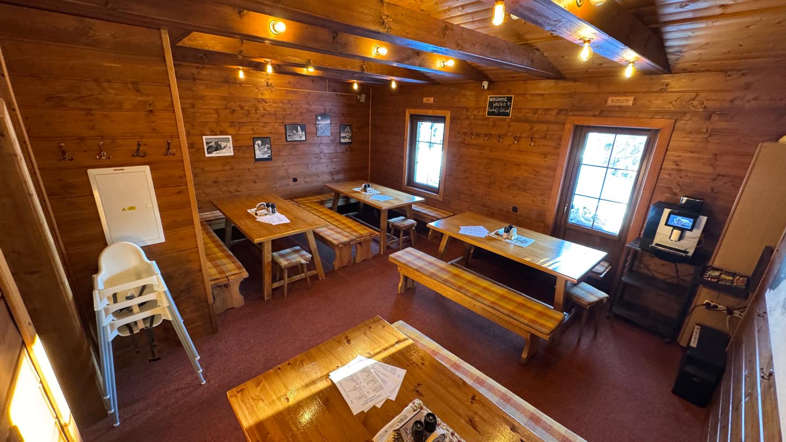 Stoly a židle v interiéru kiosku