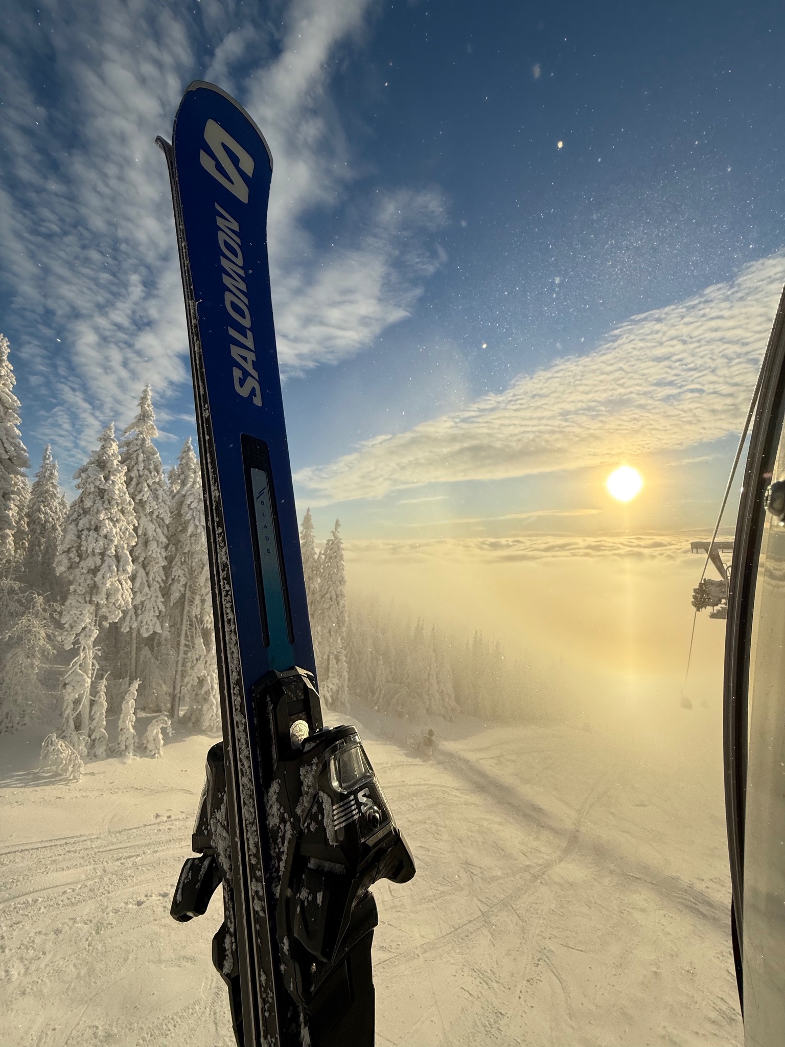 Lyžař na sjezdovce v zasněžených Krkonoších