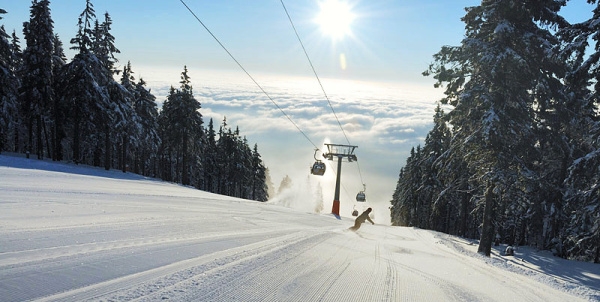 Pohled na sjezdovky a vleky ve ski areálu Černá hora