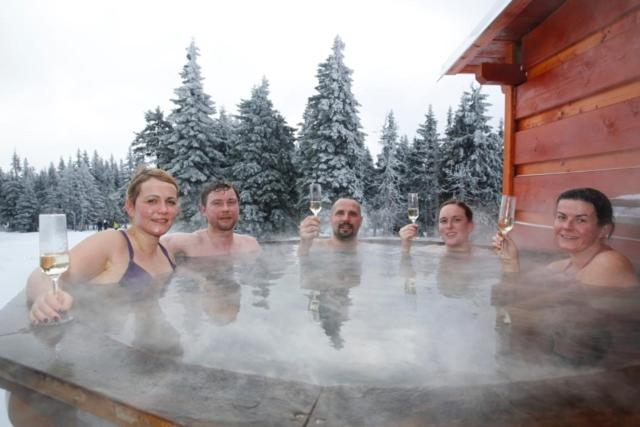 Relaxační koupel ve venkovním vyhřívaném sudu