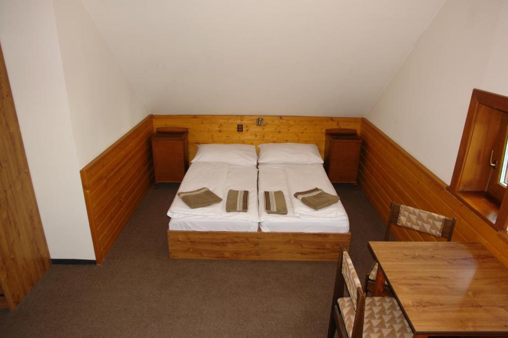 Prostorný třílůžkový pokoj ideální pro malou rodinu