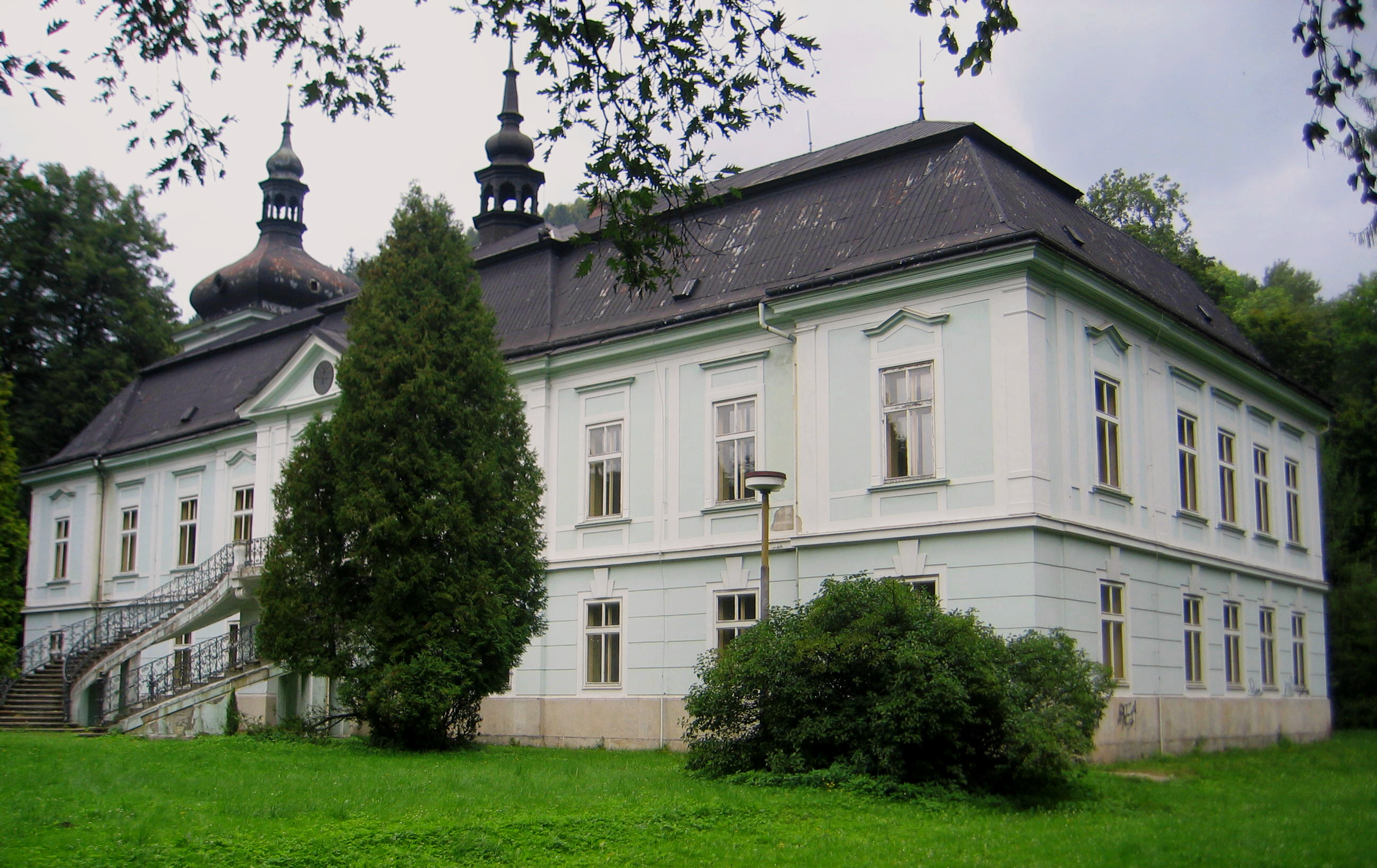 Historický zámek Horní Maršov obklopený stromy